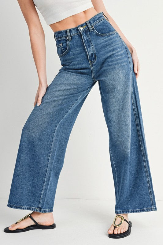 HIGH-RISE WIDE-LEG JEANS